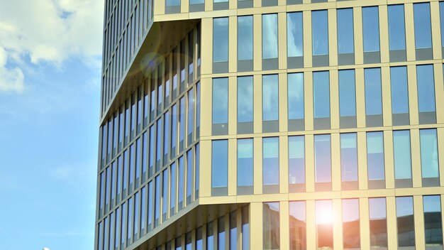 un edificio con una cornice gialla e il sole che splende attraverso di esso.