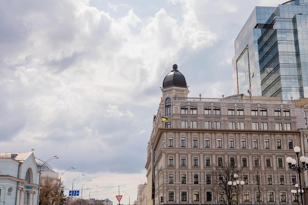 Un edificio con una cupola e una bandiera ucraina in alto