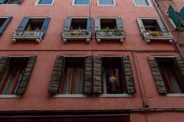 Un edificio con una finestra con sopra la scritta "