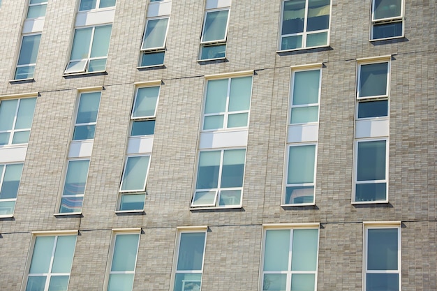 Un edificio con una finestra con su scritto "la parola"