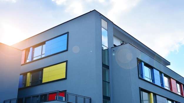 un edificio con una finestra gialla e un cartello blu con su scritto la parola ".