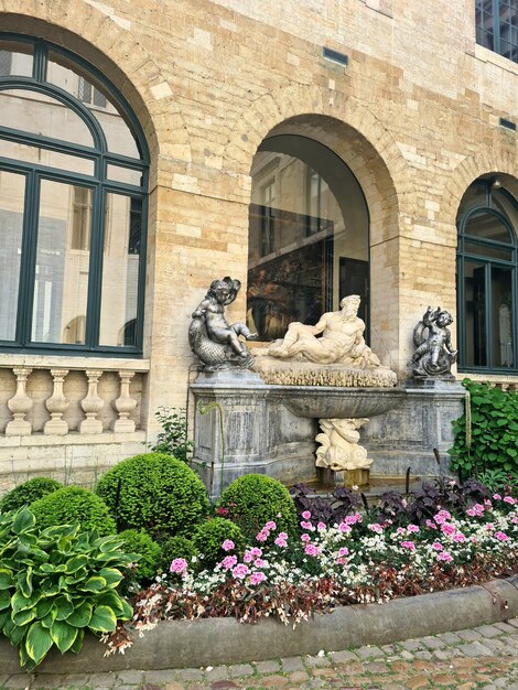 Un edificio con una fontana e una finestra con un bordo verde