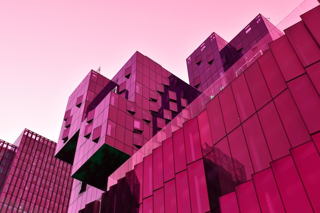 un edificio con una forma quadrata di un quadrato con un quadrato sul fondo
