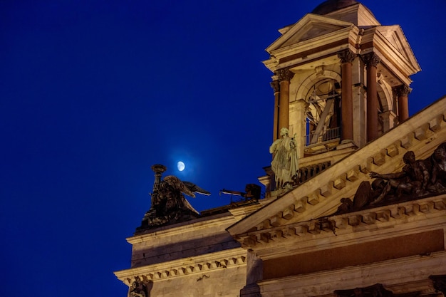 Un edificio con una luna nel cielo