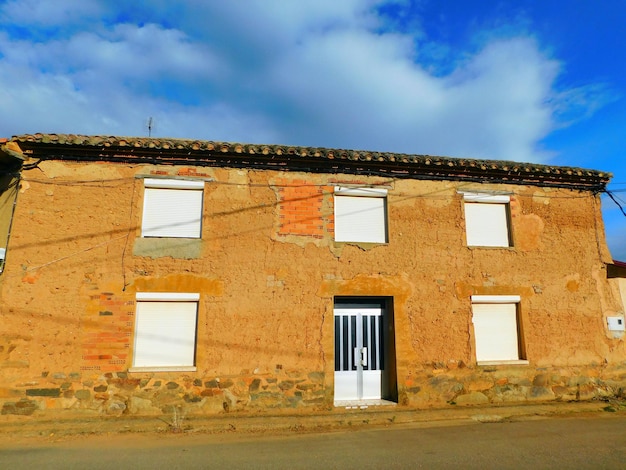 Un edificio con una porta bianca che dice "fuori di qui"