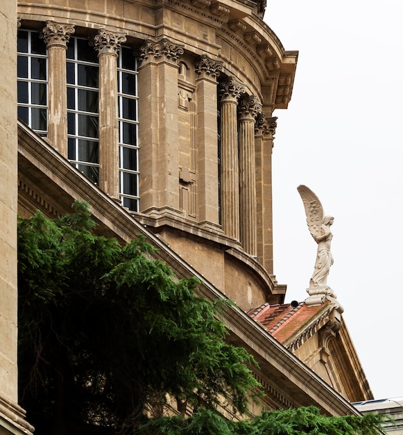 Un edificio con una statua in cima