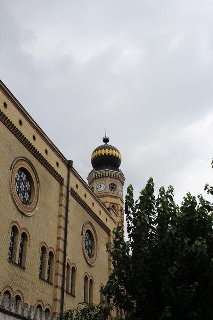 Un edificio con una torre dell'orologio