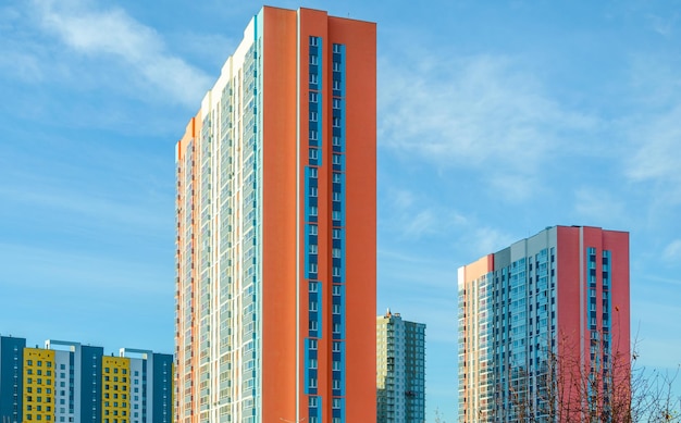 Un edificio con uno sfondo di cielo blu