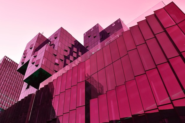 un edificio con uno sfondo rosso e rosa