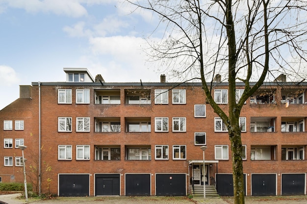 Un edificio di mattoni con un albero davanti