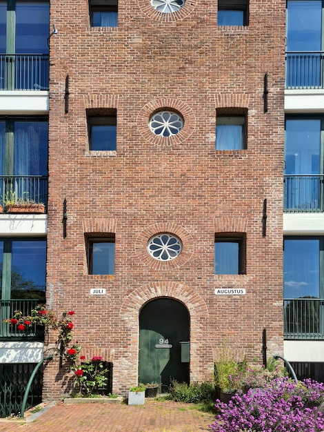 Un edificio di mattoni con un orologio sulla facciata