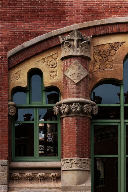 Un edificio di mattoni con una porta verde su cui è scritta la parola vecchio.