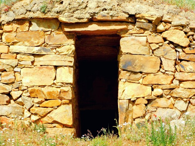 Un edificio di pietra con una porta su cui è scritta la parola "