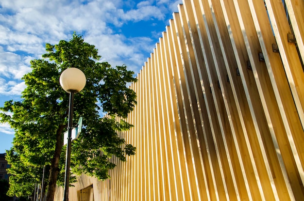 Un edificio giallo con un cartello bianco che dice "la parola" su di esso "