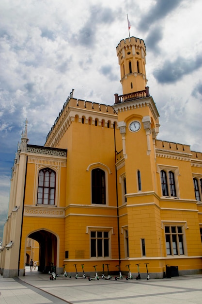 Un edificio giallo con un orologio in cima