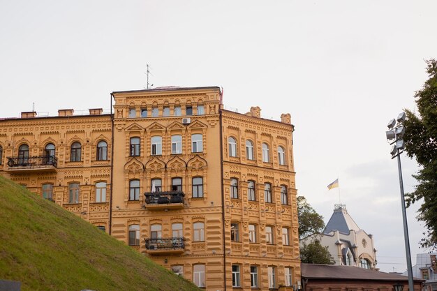 Un edificio giallo con una bandiera in cima