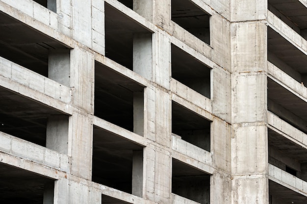 Un edificio in cemento con una grande finestra che dice "niente finestre"