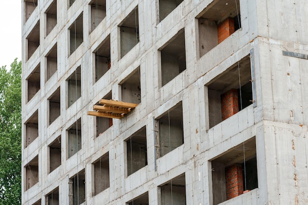 Un edificio in costruzione con un muro di mattoni e una finestra con sopra la scritta edificio.