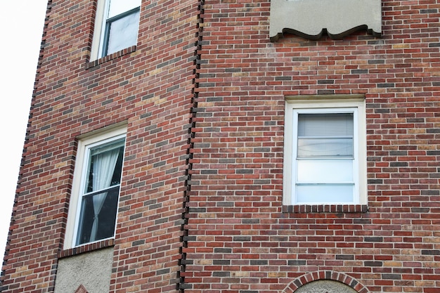 Un edificio in mattoni con una finestra che dice "il sole è in alto a destra".