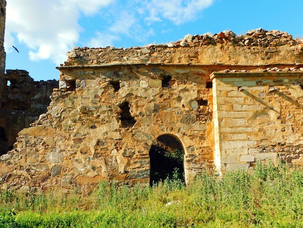 Un edificio in pietra con una porta e un cartello con sopra la scritta ".