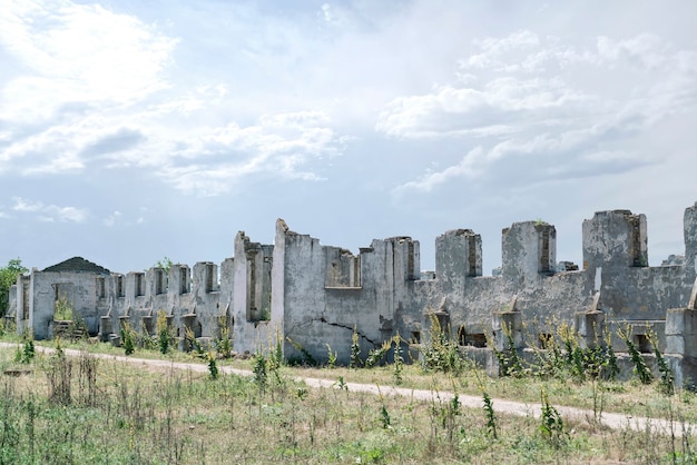 Un edificio in rovina danneggiato, un insediamento distrutto dopo la guerra