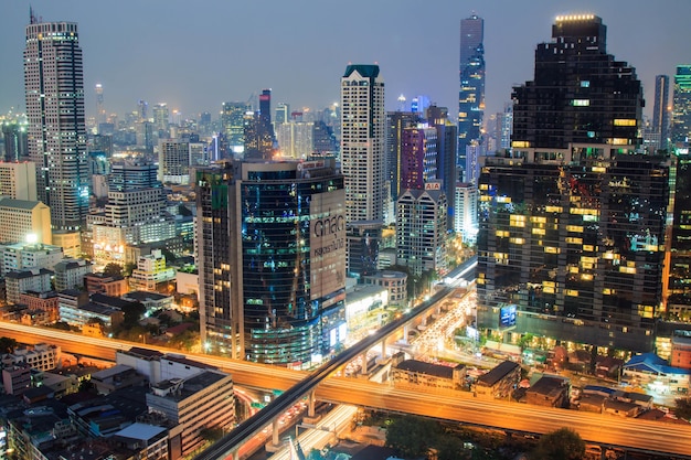 Un edificio in zona commerciale a Bangkok di notte con ingorgo.