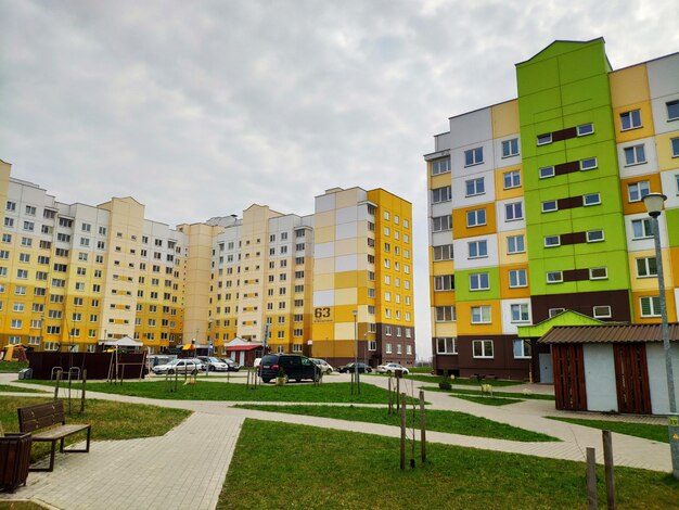 Un edificio verde con sopra la lettera t