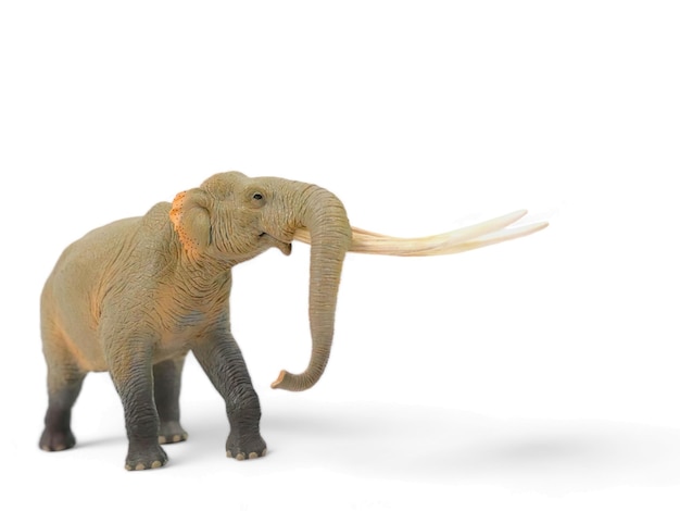 Un elefante con un lungo giocattolo in miniatura zanna isolato su bianco