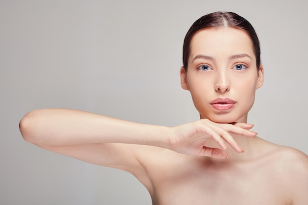 Un'elegante bella donna sofisticata con labbra carnose, capelli scuri e una pelle delicata e radiosa