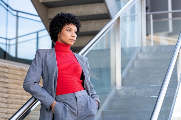 Un'elegante donna afroamericana che lavora in un edificio per uffici