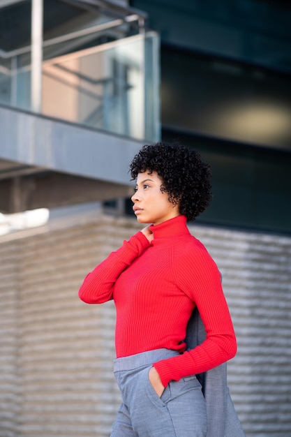 Un'elegante donna afroamericana che lavora in un edificio per uffici