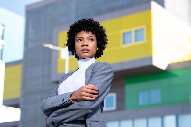 Un'elegante donna afroamericana che lavora in un edificio per uffici