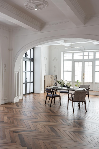 un elegante interno luminoso costoso di un enorme salotto in un palazzo storico con colonne ad archi ad arco e pareti bianche decorate con ornamenti e stucco