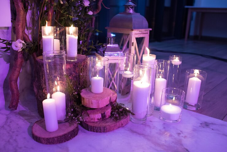 Un elegante pavimento decorativo di candele e lanterne la sera