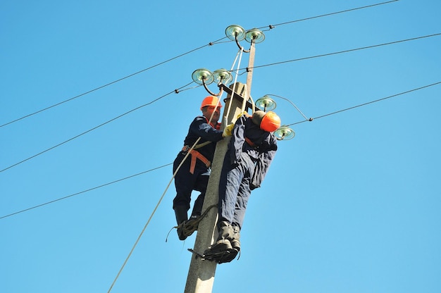 Un elettricista aiuta il lavoratore colpito da una scossa elettrica. Allenamento su un manichino.