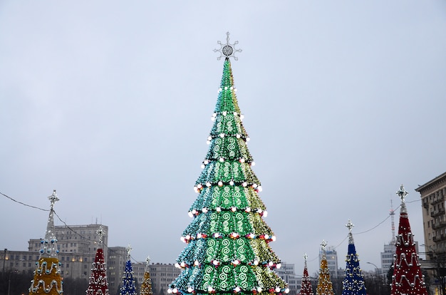 Un enorme albero di Natale artificiale si trova sulla piazza
