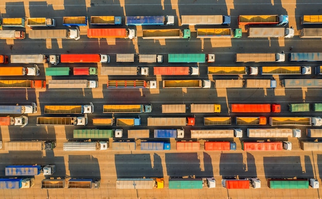 Un'enorme coda di camion vicino al terminal del porto Vista Drone