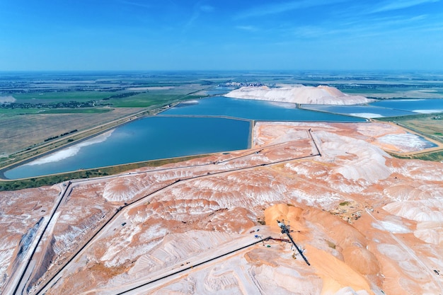 Un enorme cumulo di sale di potassio Stoccaggio di rocce con l'aiuto di uno spargitore