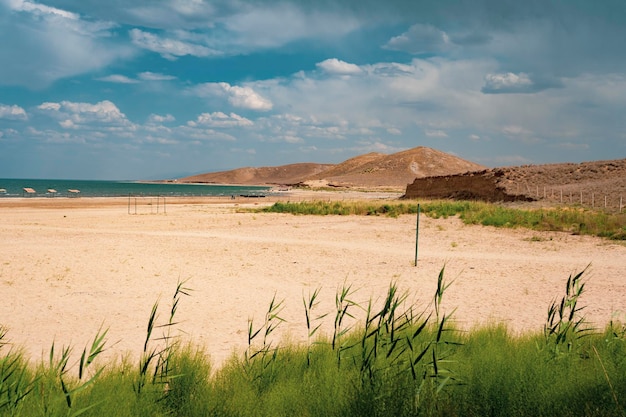 un enorme lago vicino a una montagna in uzbekistan