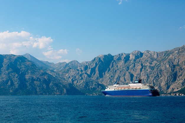 Un'enorme nave da crociera a più ponti nella baia di Kotor