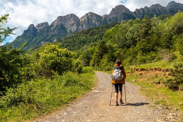 Un escursionista durante il trekking all'arco della Piedrafita nei Pirenei a Panticosa Aragona