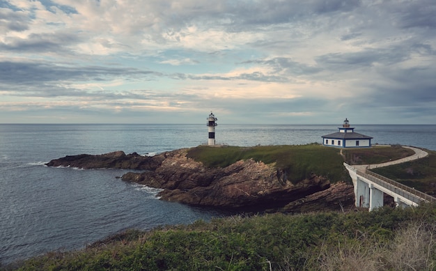 Un faro al tramonto. Costa della Galizia