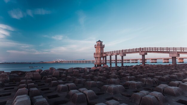 Un faro al tramonto in riva al mare