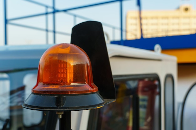 Un faro di segnalazione arancione sul tetto di un camion dei pompieri Nuovi e moderni fari alogeni sul camion Fari del camion Primo piano dei dettagli dell'auto