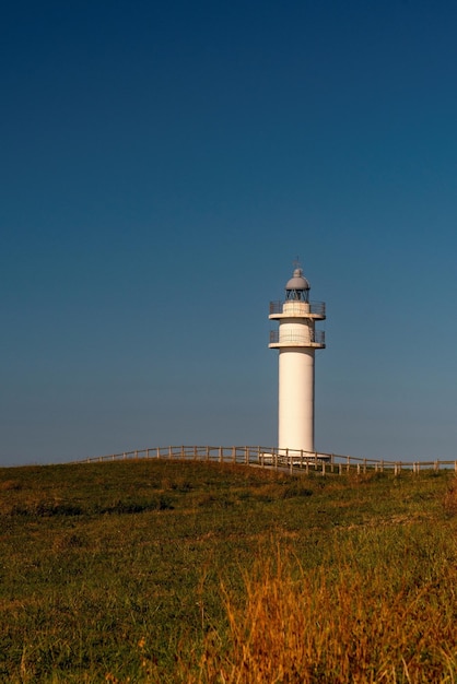 Un faro o una torre di segnalazione luminosa situata sulla costa del mare o sulla terraferma