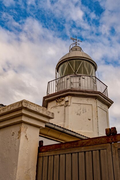 Un faro o una torre di segnalazione luminosa situata sulla costa del mare o sulla terraferma