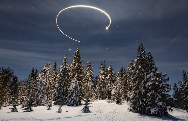 Un favoloso sentiero magico da una stella luminosa nel cielo notturno stellato come un meraviglioso albero di Natale verde innevato