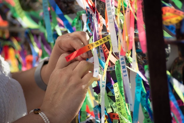 Un fedele cattolico è visto legare un nastro souvenir sulla ringhiera della chiesa del Senhor do Bonfim nella città di Salvador Bahia