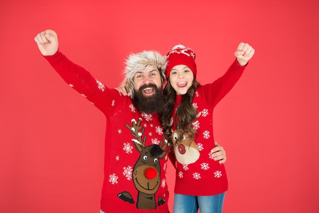 Un felice abbraccio in famiglia. Uomo barbuto e bambino. La famiglia festeggia le vacanze. Tradizione di famiglia. Buon Natale. Benvenuto 2020. I maglioni invernali di padre e figlia festeggiano il nuovo anno. Vacanze invernali. Tempo di Natale.