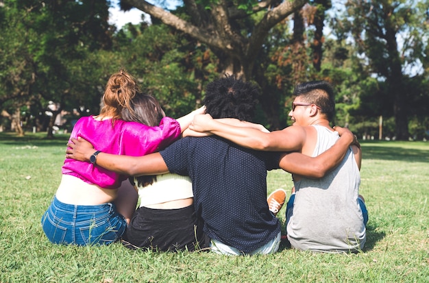 Un felice gruppo di amici che godono insieme una giornata di sole in un parco